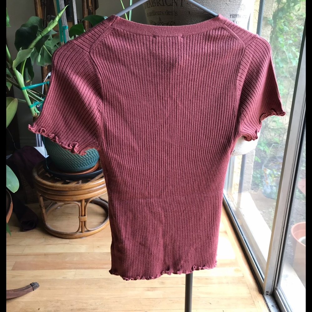 SPLENDID Short Sleeved Ribbed Top w/ Lettuce Edge Detail. Sz. S - Picture 2 of 4